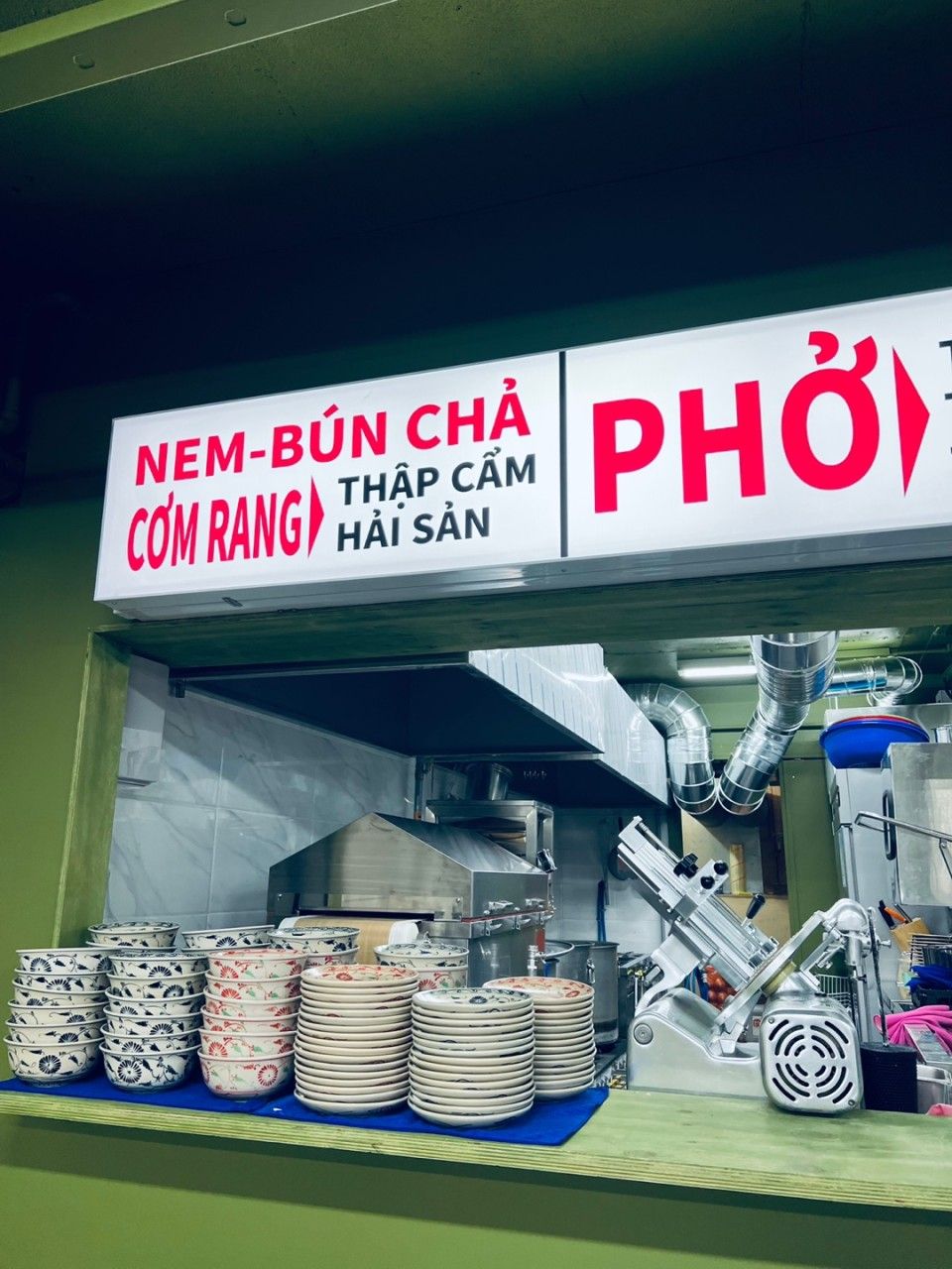 베트남 현지 분위기를 살린 인테리어가 돋보이는 노이덴 내부. | 이미지출처: 네이버 지도 업체 제공 이미지