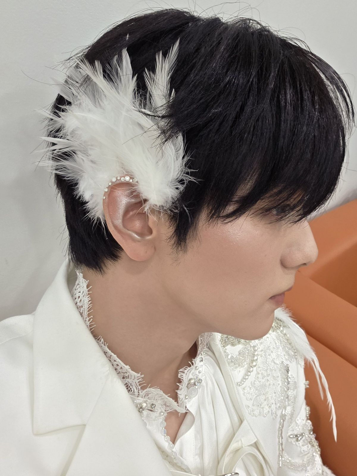 톤 서울이 제작한 화이트 헤드피스를 쓴 수빈의 모습 / 이미지 출처: 위버스. 