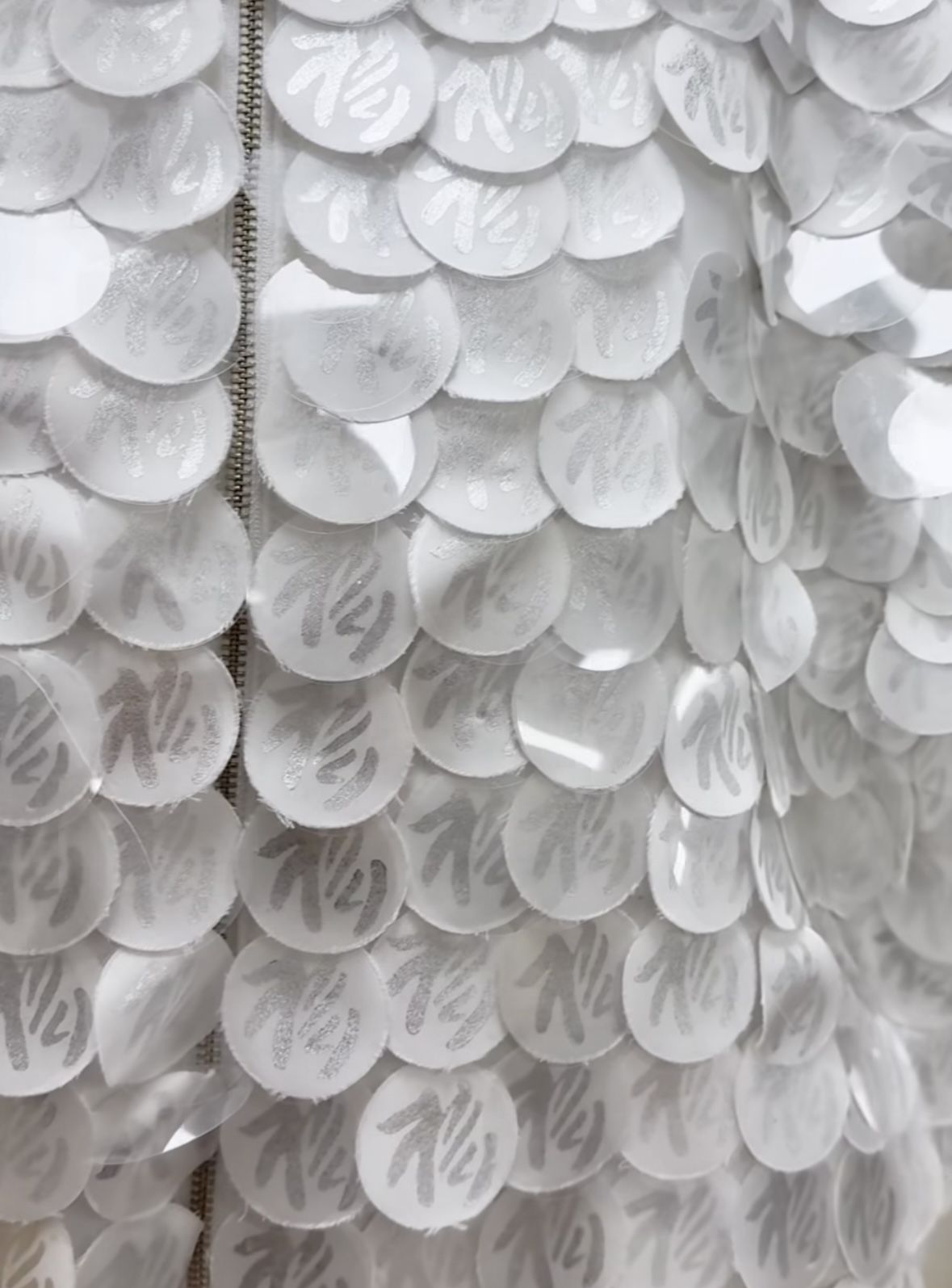 약 2,000개의 '제니'라는 이름이 금박으로 새겨진 의상 이미지 / 이미지 출처: 인스타그램 @leje.official 