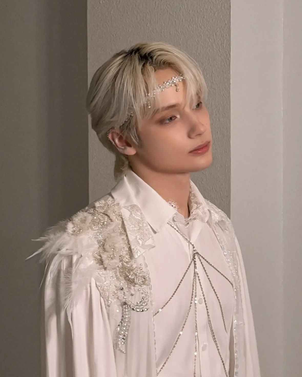 톤 서울이 제작한 올 화이트 커스텀 의상을 입은 휴닝카이의 이미지 / 이미지 출처: 인스타그램 @kaikamal_