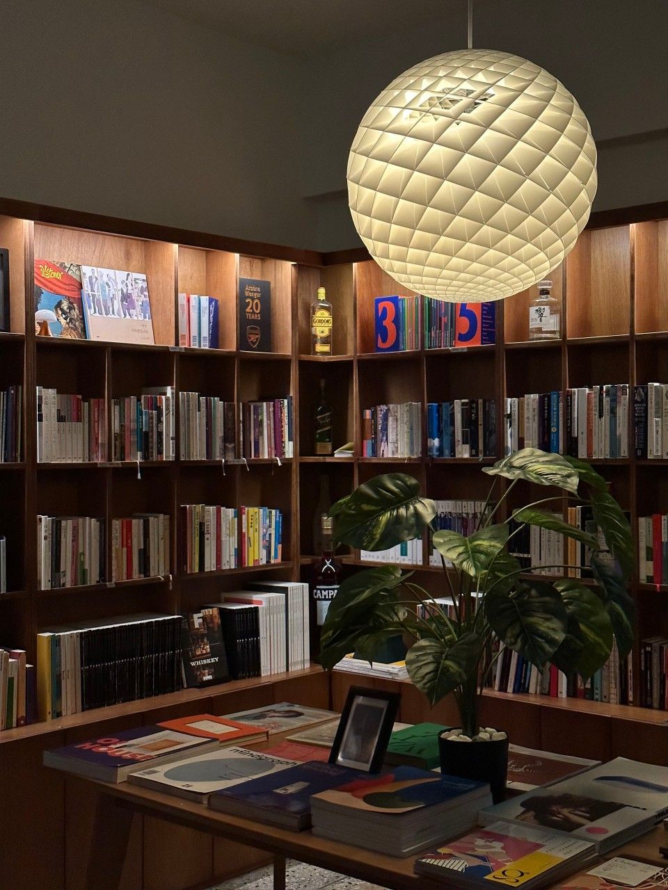 심야 서점이 모티프. 그래서 '다찌 석'도 운영합니다. / 이미지 출처: 네이버지도 업체 등록