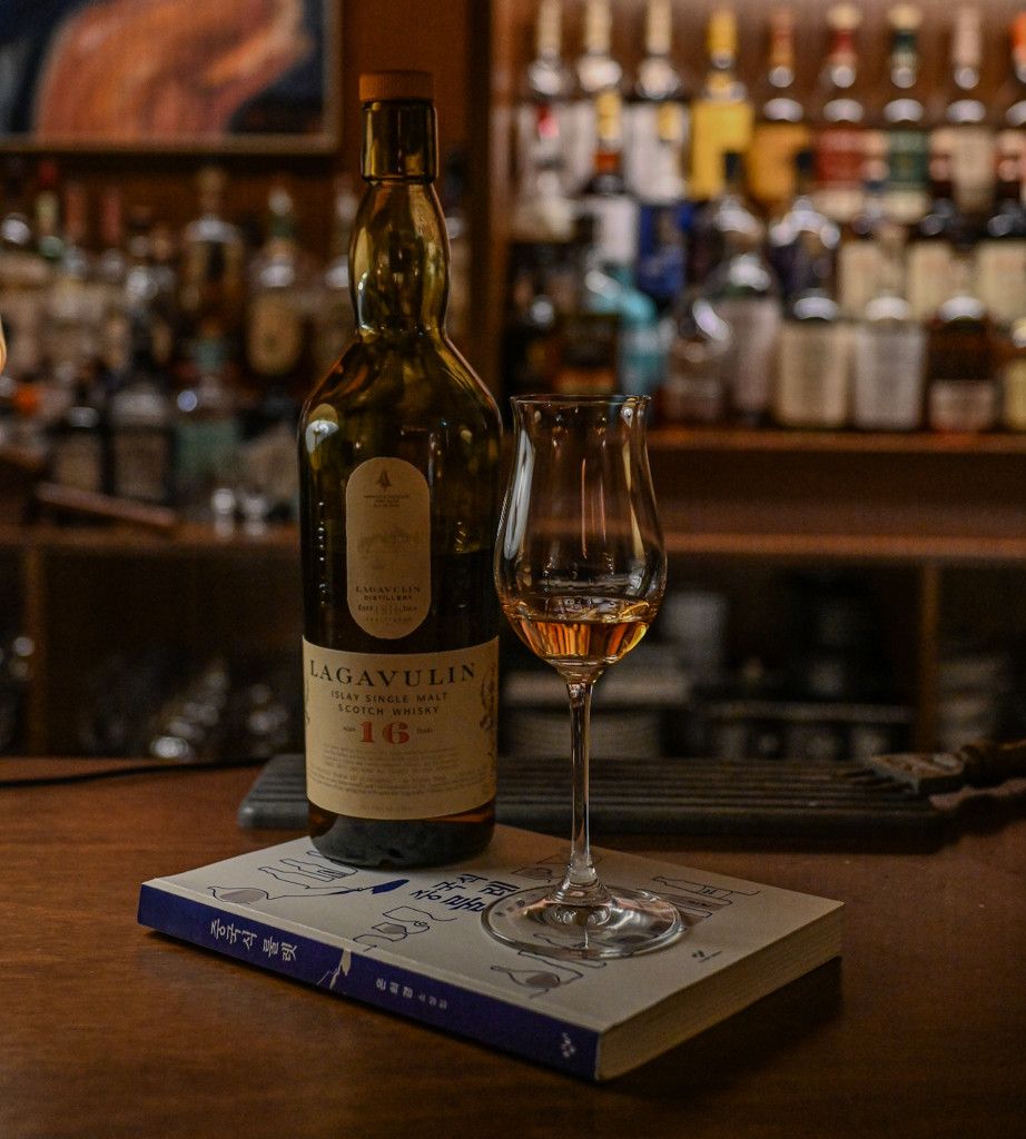 심야 서점이 모티프. 그래서 '다찌 석'도 운영합니다. / 이미지 출처: 네이버지도 업체 등록