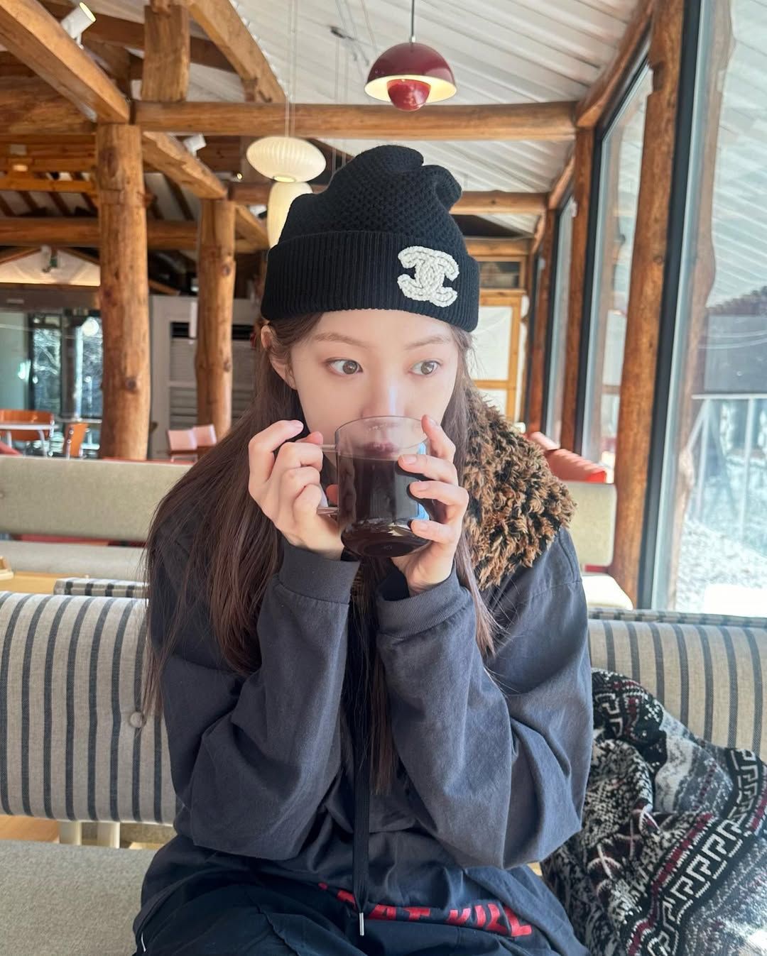 블랙 컬러의 셀린 비니를 착용한 이성경의 모습 / 출처: 이성경 인스타그램 @heybiblee