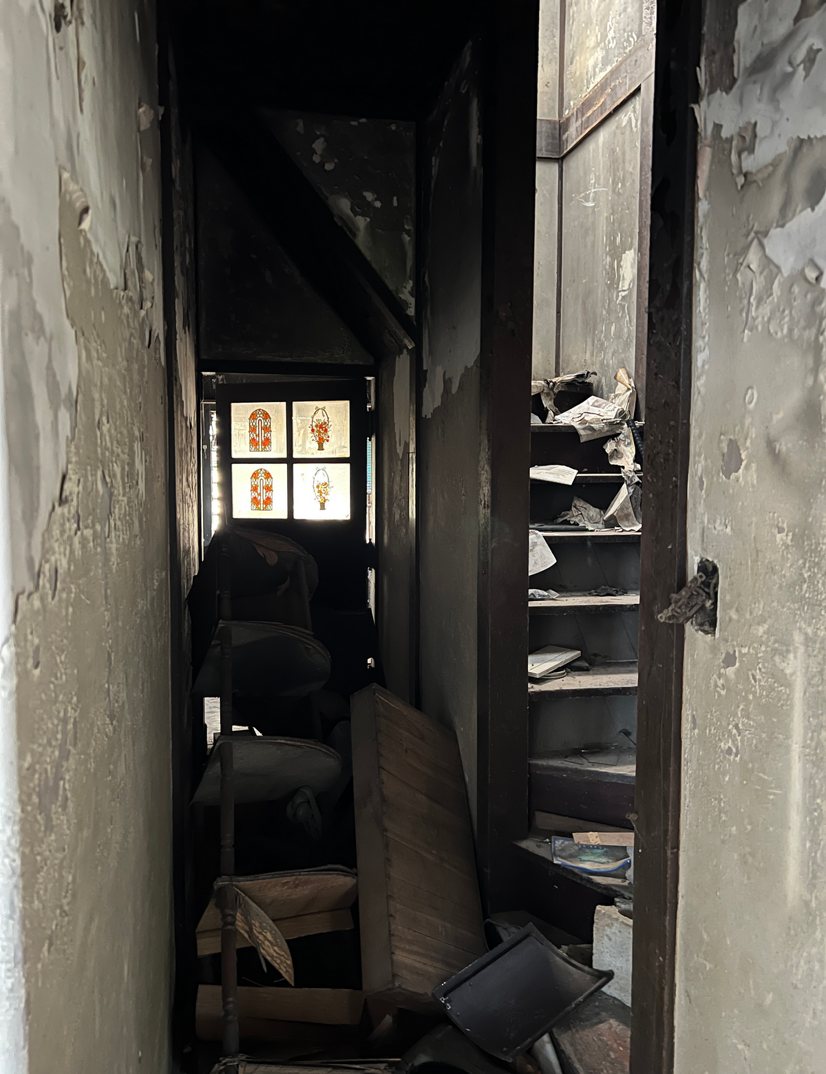 소설가 지하련이 기거하며 작품을 집필했던 마산의 산호리주택 2층 계단 및 주방(원본 사진) / 이미지 출처: 김예슬 작가(@ysk.kr)