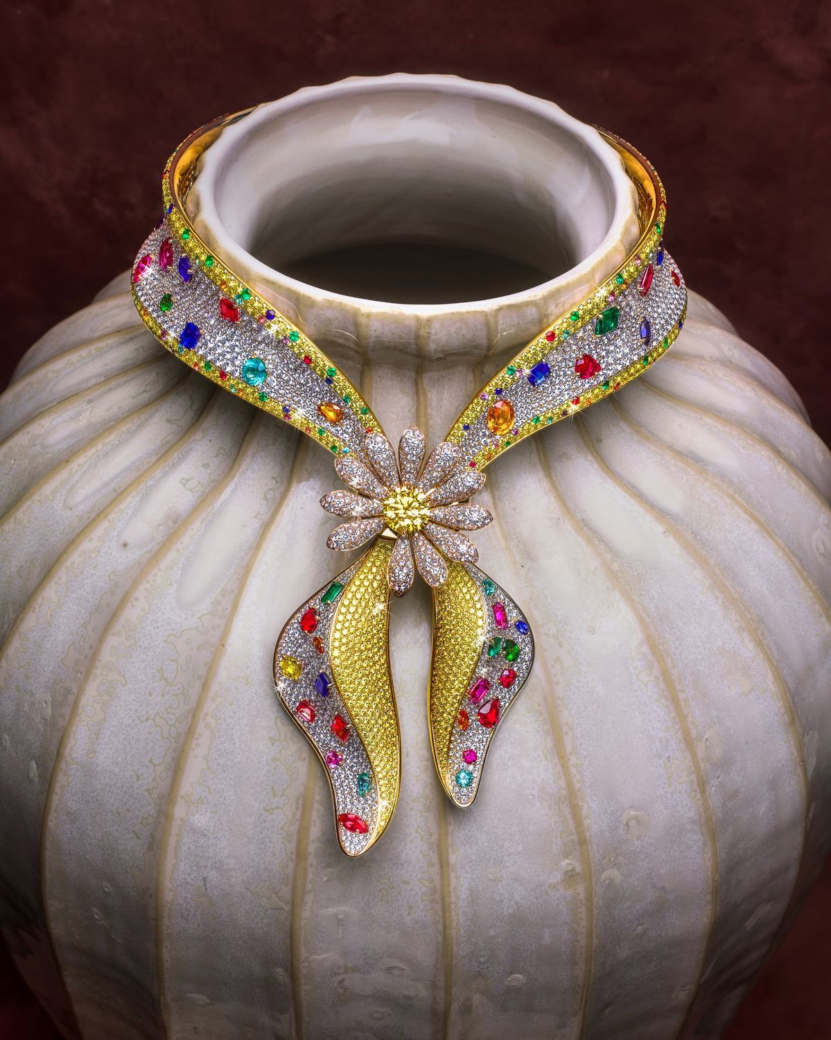 18K 옐로 골드와 각종 주얼로 반다나를 완벽하게 구현했다. / 이미지 출처: 제이콥앤코