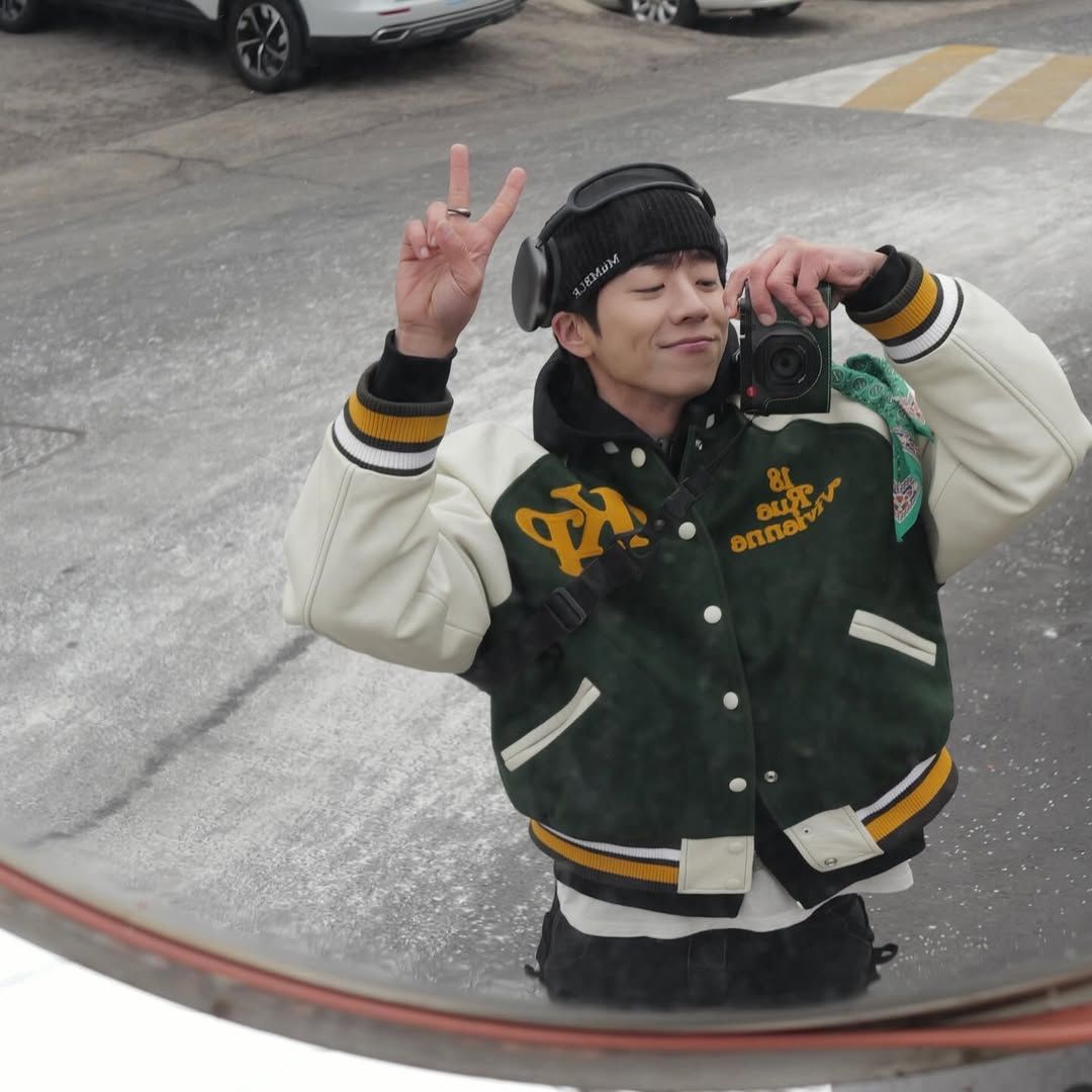 멈블 비니를 착용하고 라이카 카메라로 일상을 촬영하는 채종협의 모습. / 출처 : 채종협 인스타그램 @chaejh_