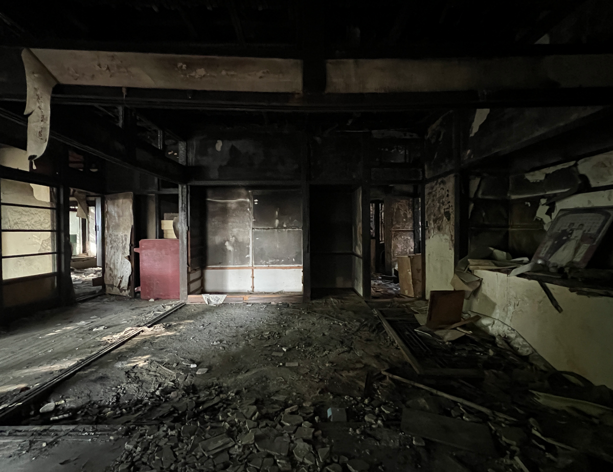 소설가 지하련이 기거하며 작품을 집필했던 마산의 산호리주택 1층 거실(원본 사진) / 이미지 출처: 김예슬 작가(@ysk.kr)