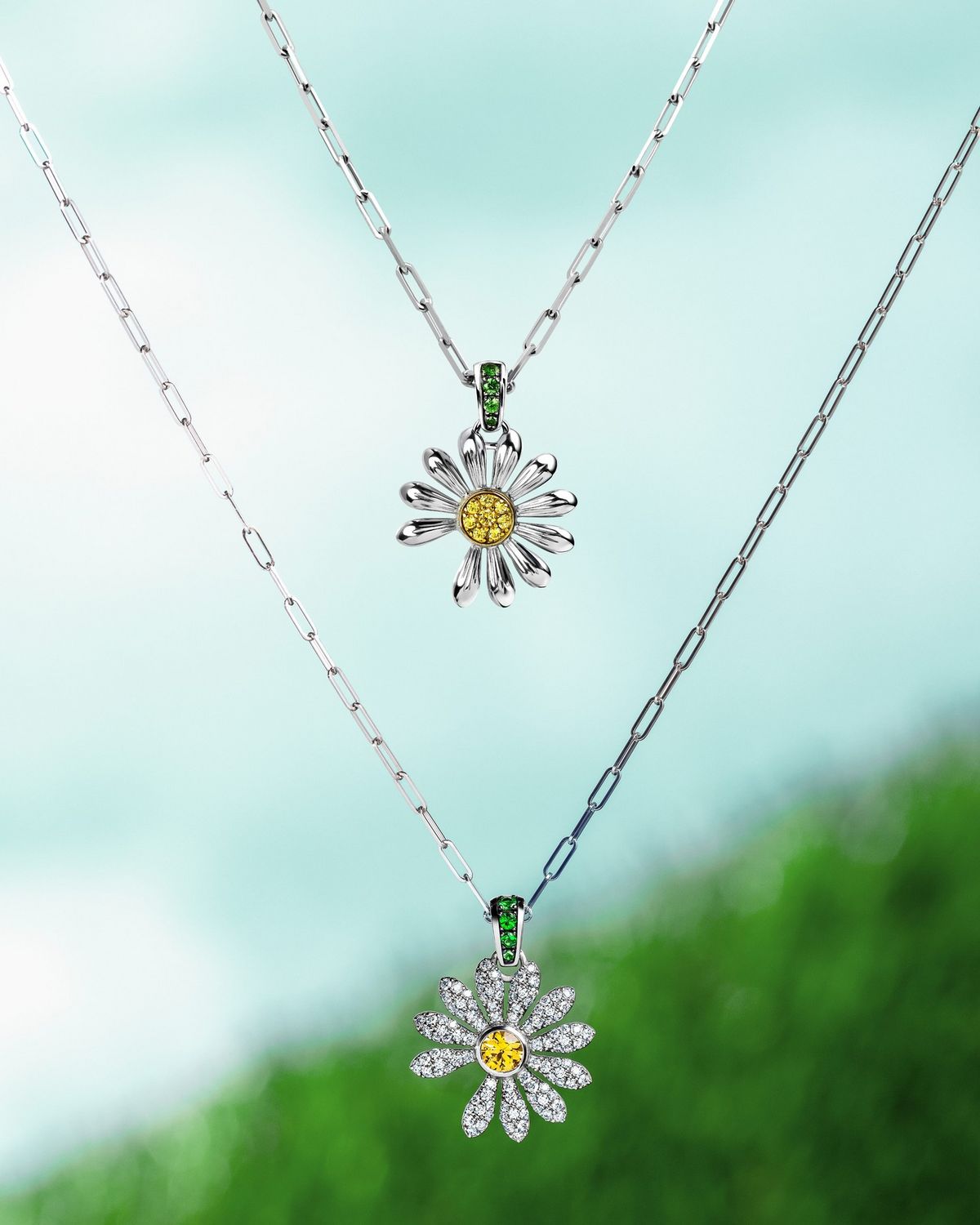 피스마이너스원과 제이콥앤코의 협업 주얼리. 다이아몬드와 유색 보석의 조화로 데이지 로고를 재탄생시켰다. / 이미지 출처: 피스마이너스원