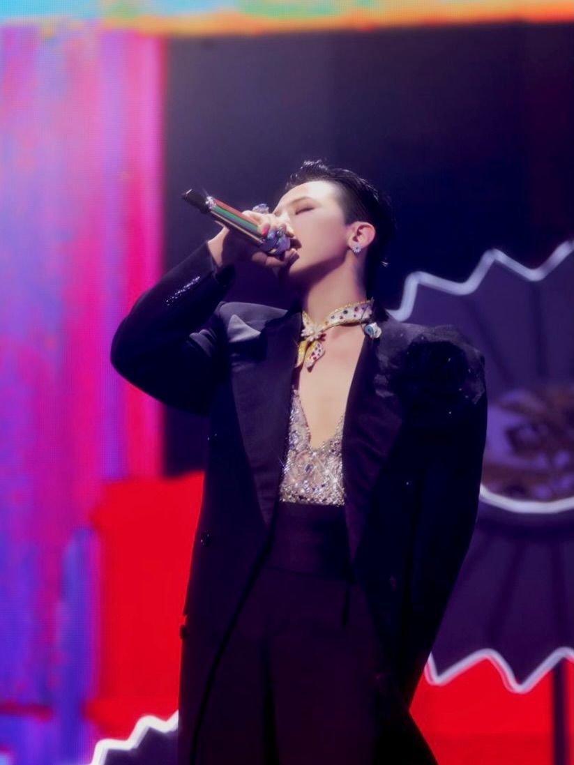 <위버맨쉬(Übermensch)> 월드 투어의 서울 파이널 앙코르 무대에서 반다나 로열을 착용한 지드래곤의 모습. / 이미지 출처: 위버맨쉬 월드 투어