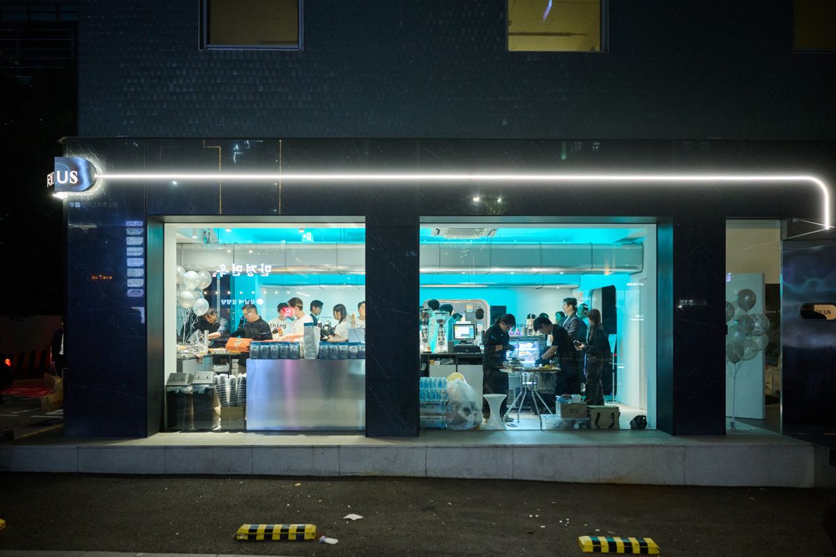 유리벽 너머로 뿜어져 나오는 푸른 불빛이 인상적이다. / 출처: 카페 큐리어스 네이버지도 업체 제공