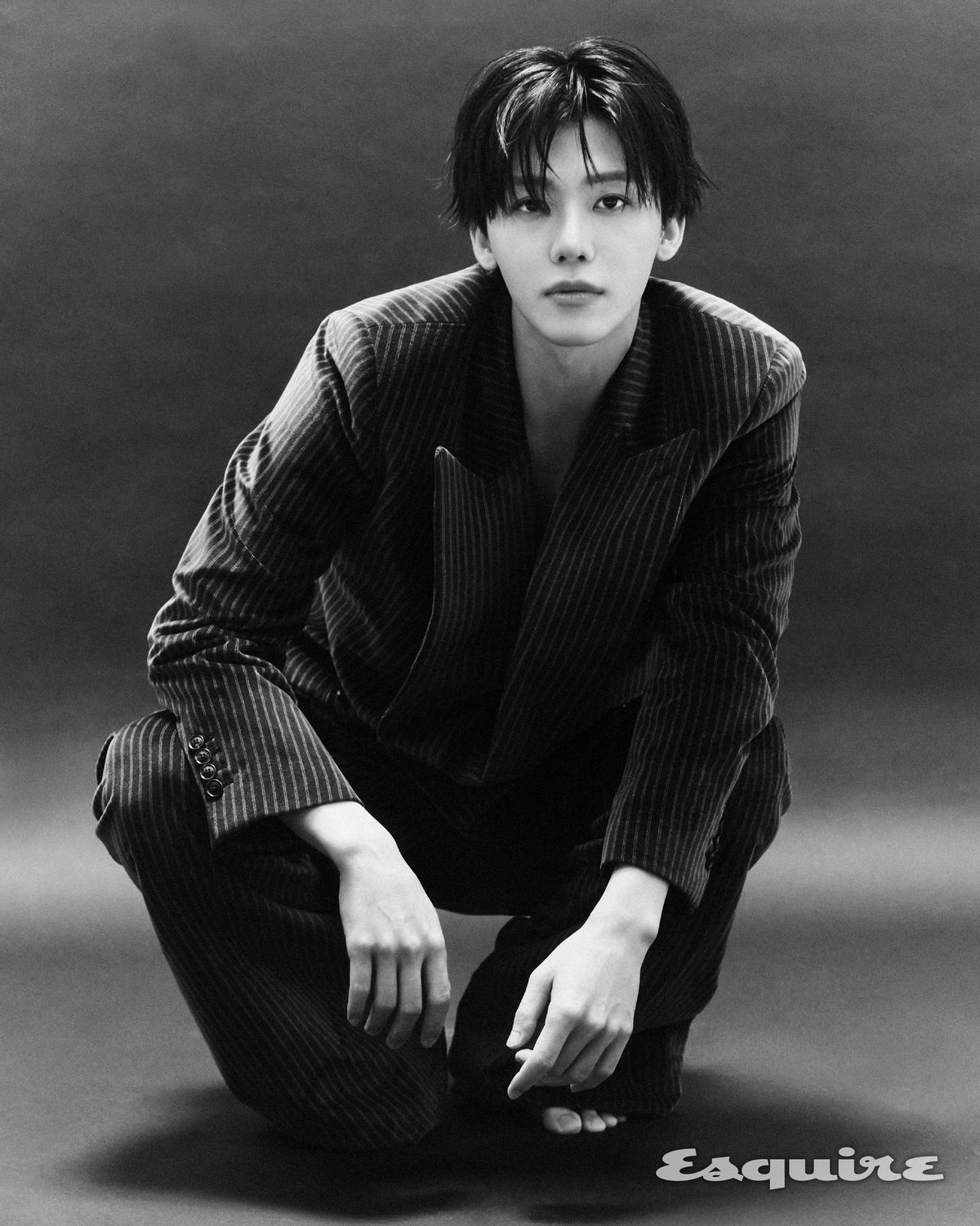  블레이저, 팬츠, 슈즈 모두 아미리.