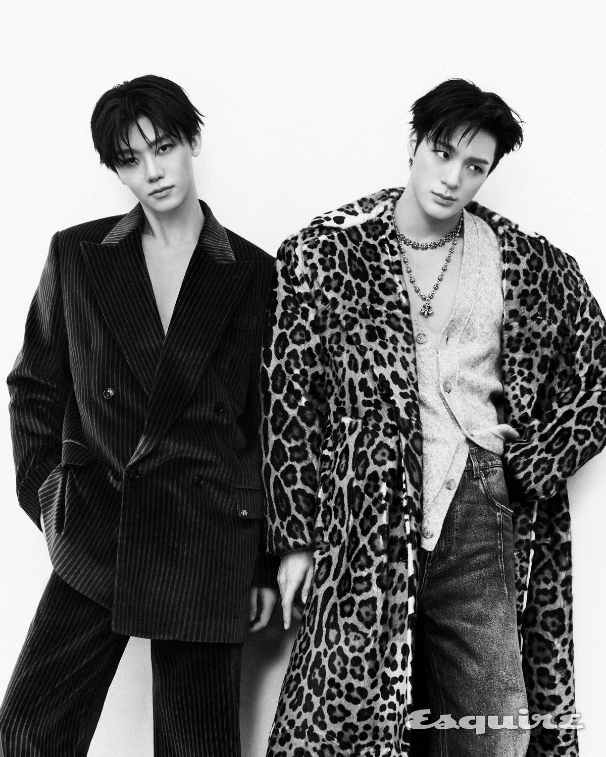 (왼쪽) 재민이 입은 블레이저, 팬츠, 슈즈 모두 아미리.(오른쪽) 제노가 입은 코트, 가디건, 팬츠 모두 돌체앤가바나. 슈즈 로에베, 팔찌와 목걸이는 크롬하츠, 장갑 뉴인. 