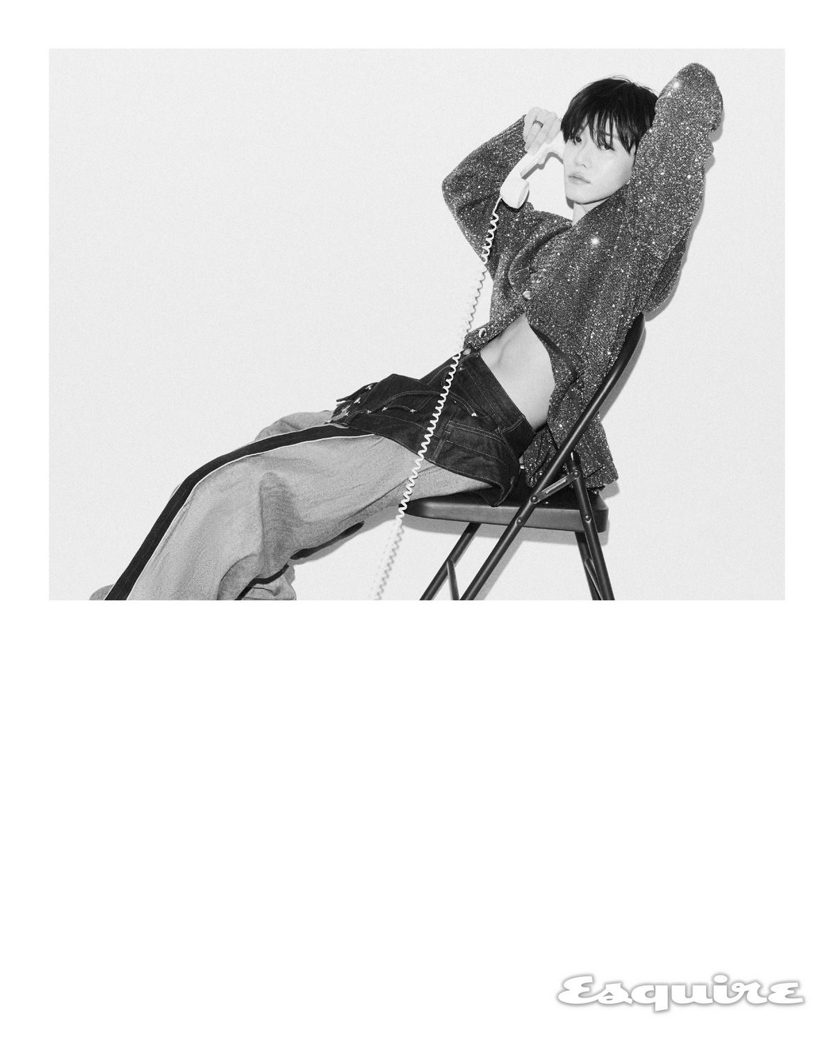 팬츠 준지, 슈즈 드리스 반 노튼, 카디건 스타일리스트 소장품. 오른손 약지에 낀 반지 비부스(VIVUS), 검지에 낀 반지 로우하이드(RawHyde) 왼손 검지와 약지에 낀 반지 스반달. 중지에 낀 반지 비부스. 