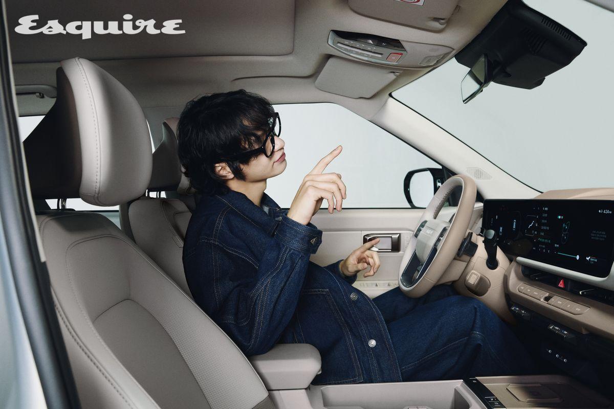 데님 재킷·팬츠 모두 이자벨마랑. 안경 스타일리스트 소장품.