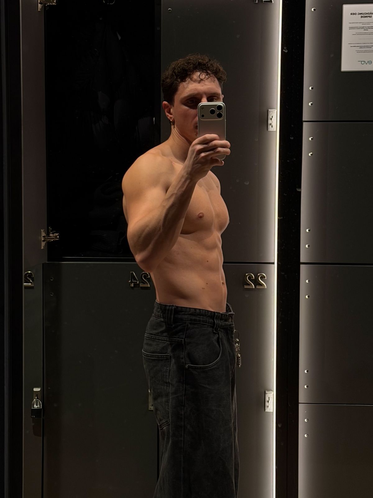 요즘처럼 일교차가 큰 계절에는 뜨거운 샤워가 위로가 아니라 스트레스로 작용할 가능성이 크다. / 이미지 출처 : 인스타그램 @intheoffing 