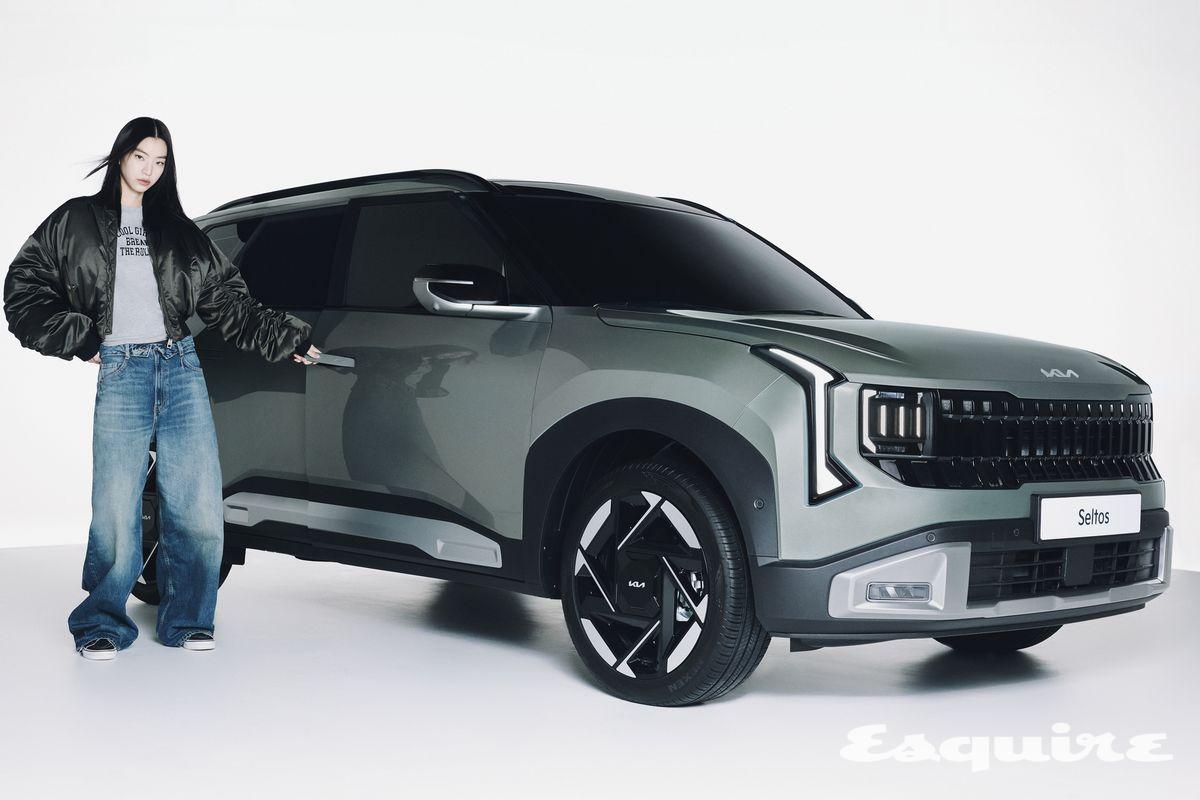 재킷, 톱 모두 돌체앤가바나. 스니커즈 반스. 팬츠 스타일리스트 소장품.