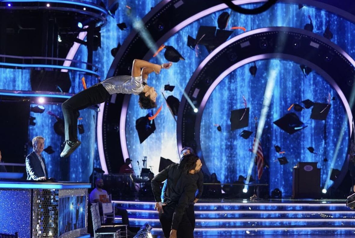 <Dancing with the Stars> 시즌 27에서 격한 춤을 추는 마일로 맨하임의 모습 / 이미지 출처: 인스타그램 @milomanheim