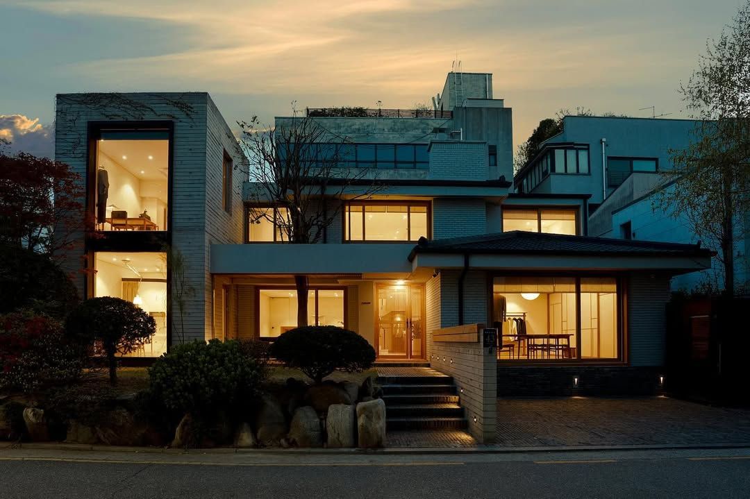 모던하고 아늑한 분위기의 아프롬 쇼룸 / 이미지 출처 : 아프롬