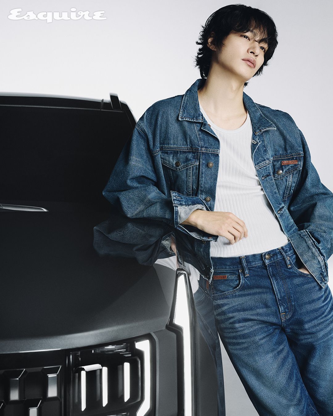 데님 재킷·팬츠 모두 캘빈클라인.