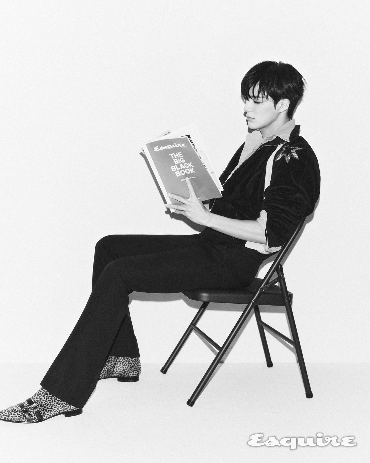 네크리스, 돌체앤가바나. 셔츠, 자켓, 팬츠, 신발 모두 발렌티노. 