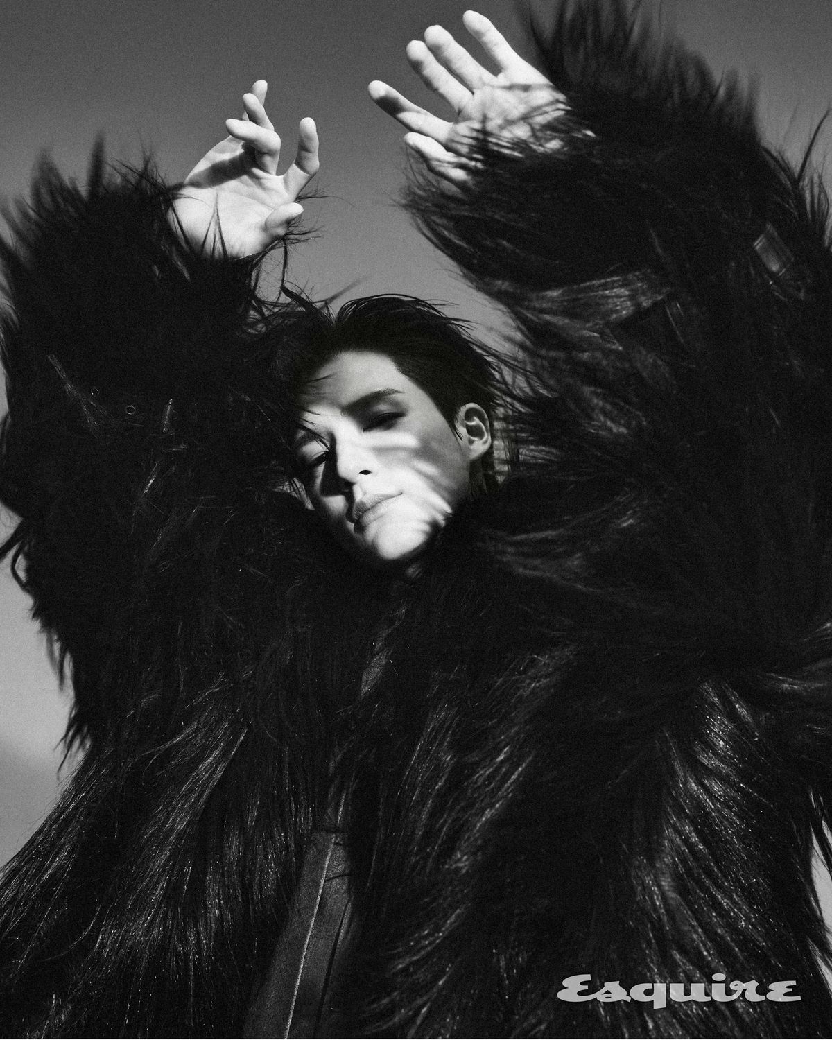  퍼 재킷, 한나신. 셔츠, 팬츠, 타이 웰던. 양말,신발 모두 스타일리스트 소장품. 