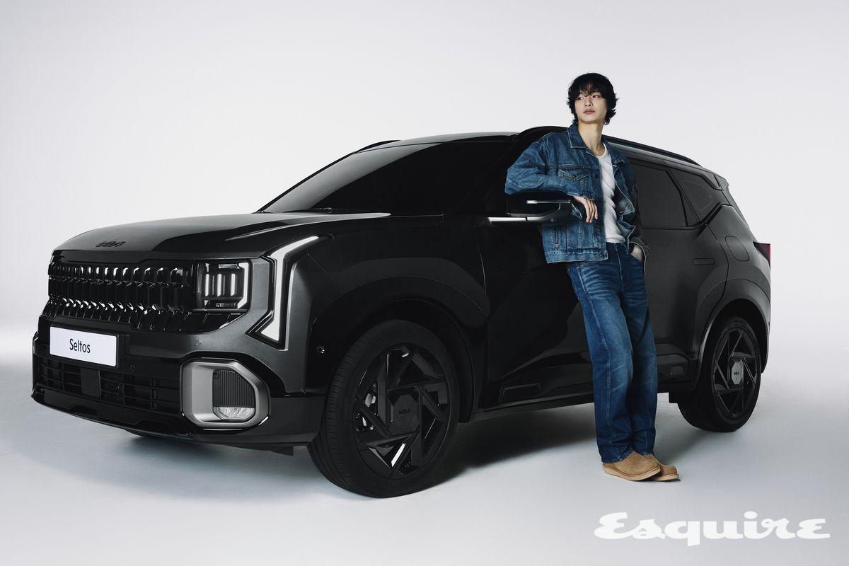 데님 재킷·팬츠 모두 캘빈클라인. 부츠 스타일리스트 소장품.