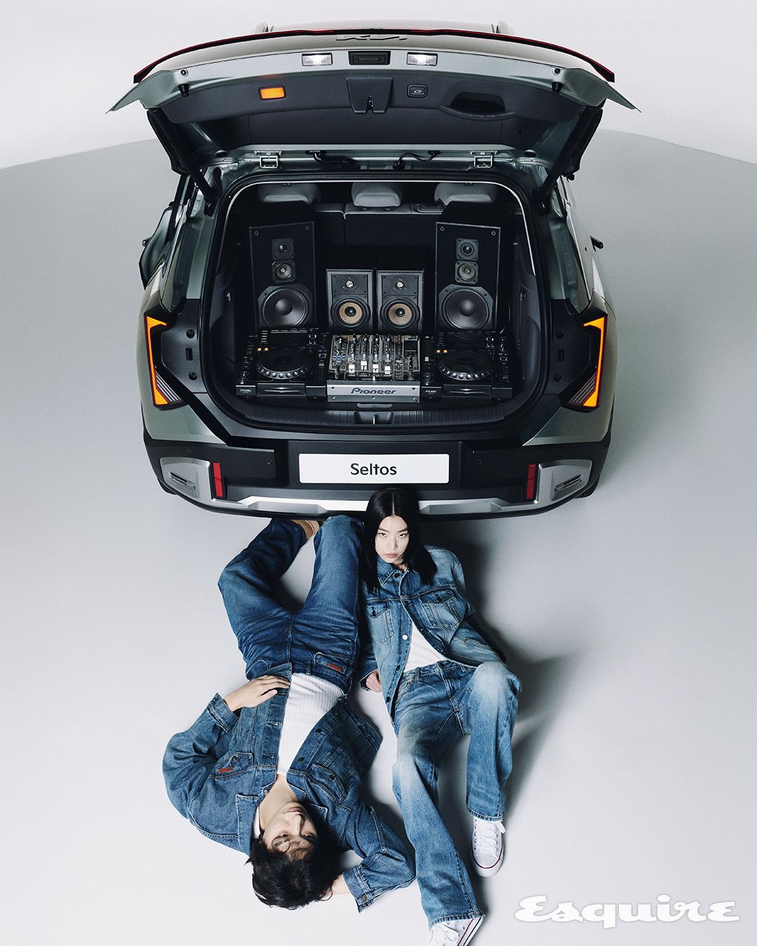 (종석) 데님 재킷·팬츠 모두 캘빈클라인. 부츠 스타일리스트 소장품. (제이) 데님 재킷·팬츠 모두 캘빈클라인. 스니커즈 컨버스.