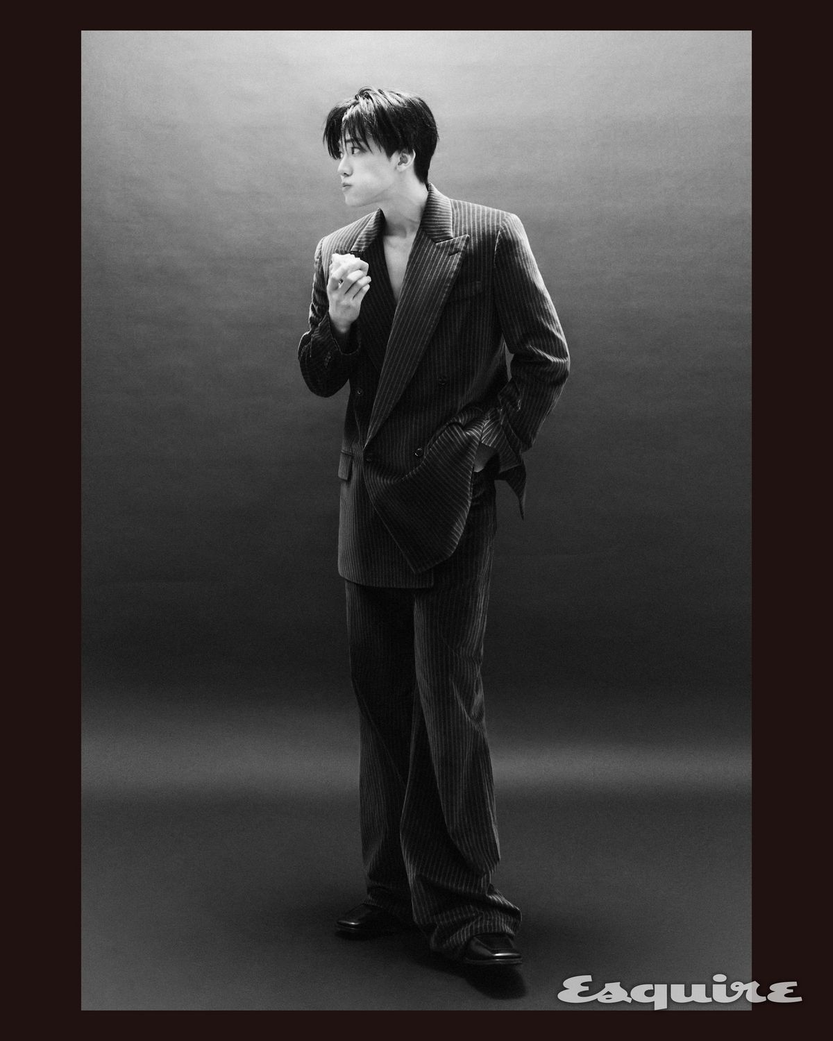  블레이저, 팬츠, 슈즈 모두 아미리.