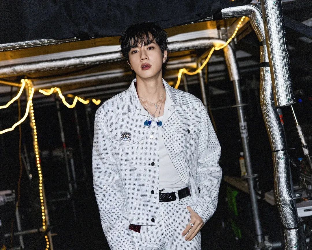 반짝임이 돋보이는 주얼리를 선택한 BTS 진. / 이미지 출처: @jin