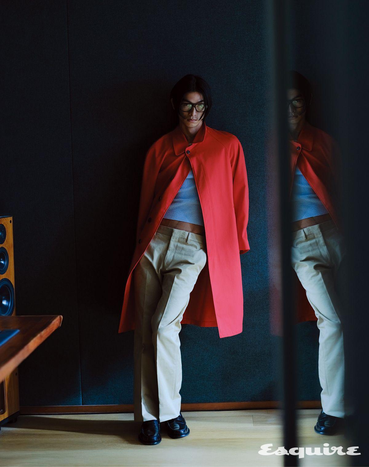 레드 개버딘 코트, 코튼 탱크 톱, 코튼 치노 팬츠, 브러시 레더 로퍼 모두 가격 미정 프라다. 레오퍼드 프레임 안경 56만2000원 프라다 by 에실로룩소티카.