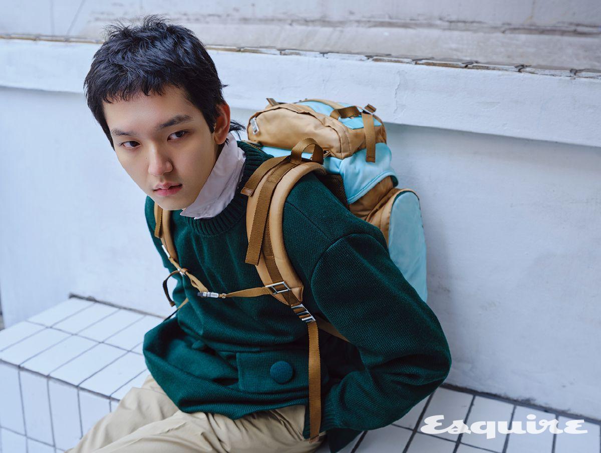 그린 울 니트 스웨터, 포플린 셔츠, 포플린 팬츠, 리나일론 백팩 모두 가격 미정 프라다.