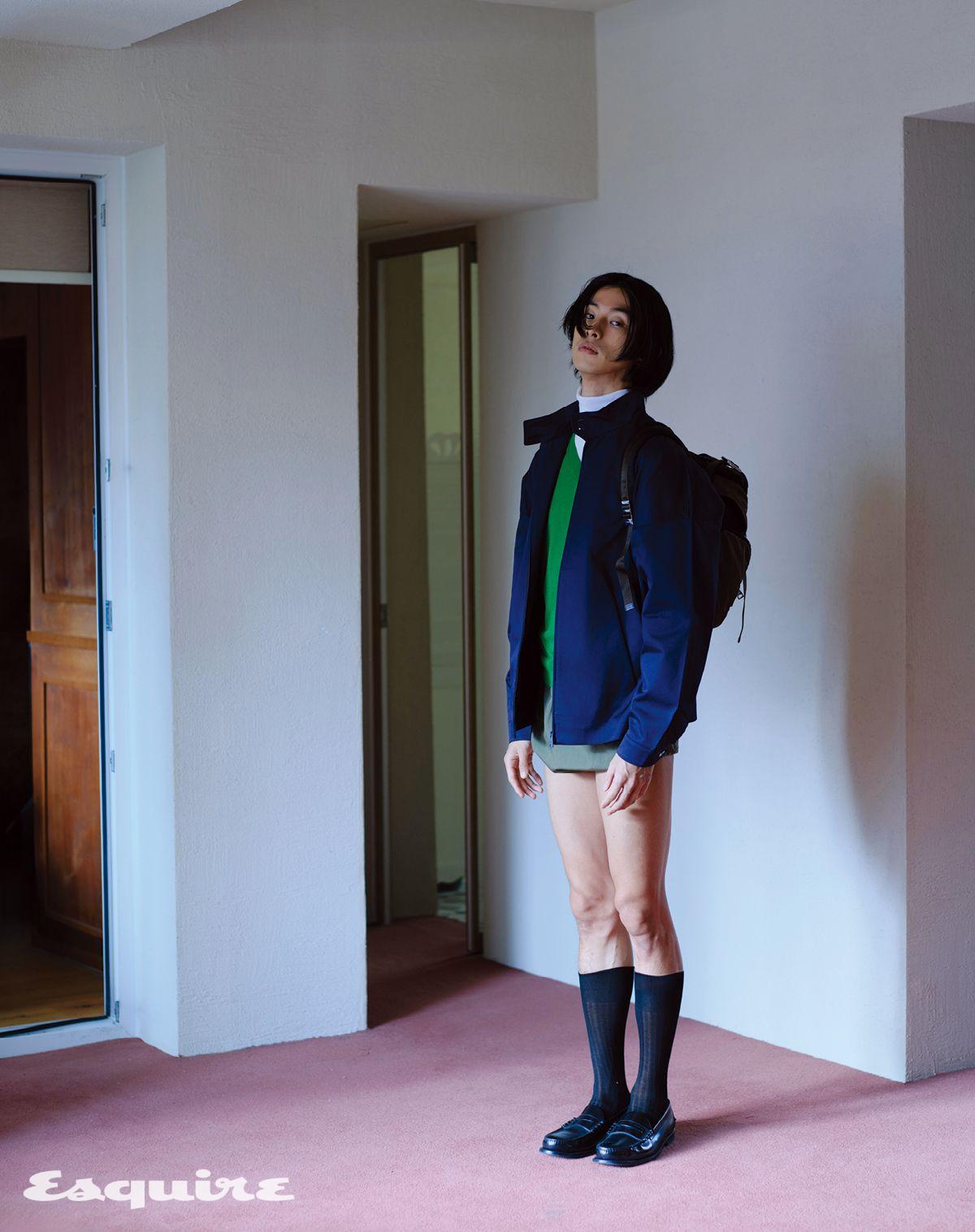 코튼 치노 재킷, 그린 니트 톱, 터틀넥 톱, 코튼 쇼츠, 블랙 삭스, 브러시 레더 로퍼, 리나일론 백팩 모두 가격 미정 프라다.