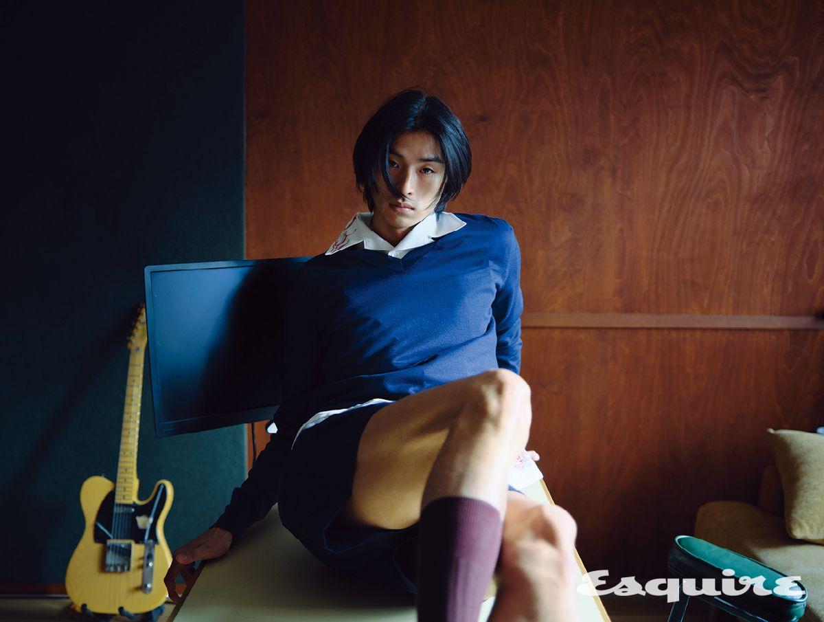 브이넥 코튼 니트 톱, 포플린 셔츠, 포플린 쇼츠, 버건디 삭스 모두 가격 미정 프라다.