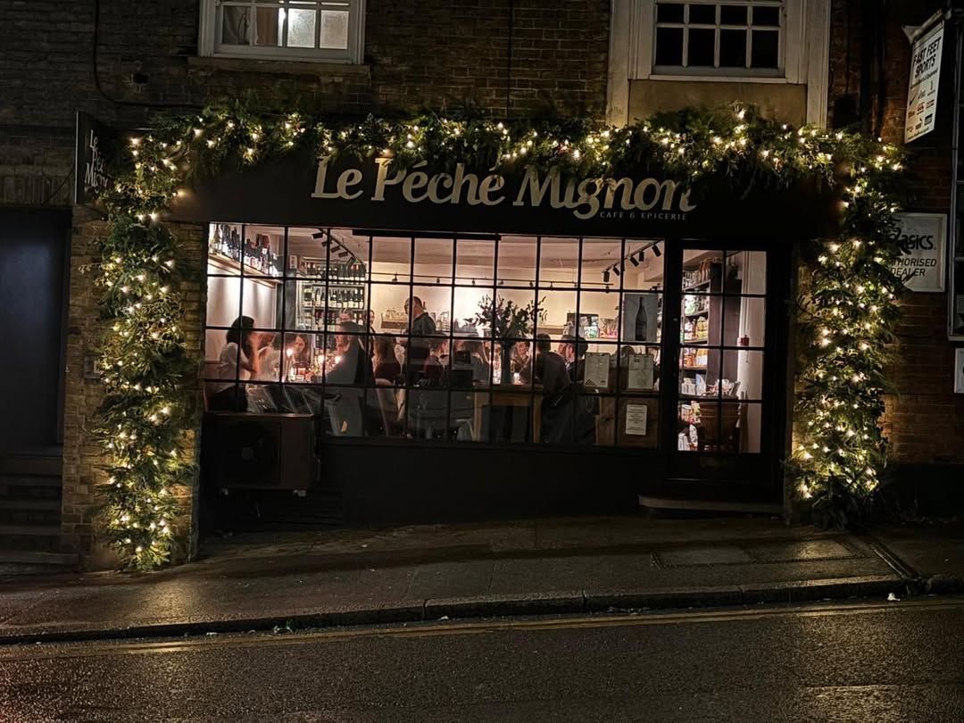 갓 구운 빵과 커피 그리고 프랑스 식재료를 만나볼 수 있는 Le Péché Mignon / 이미지 출처: @lepechemignonuk