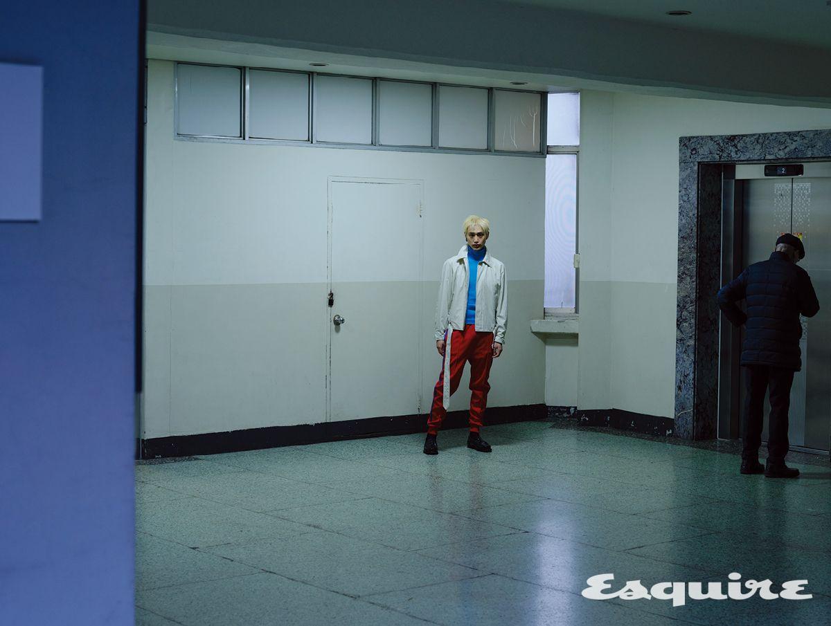 코튼 재킷, 블루 터틀넥 톱, 레드 저지 팬츠, 브러시 레더 로퍼, 블랙 에나멜 메탈 이어링 가격 미정 모두 프라다.