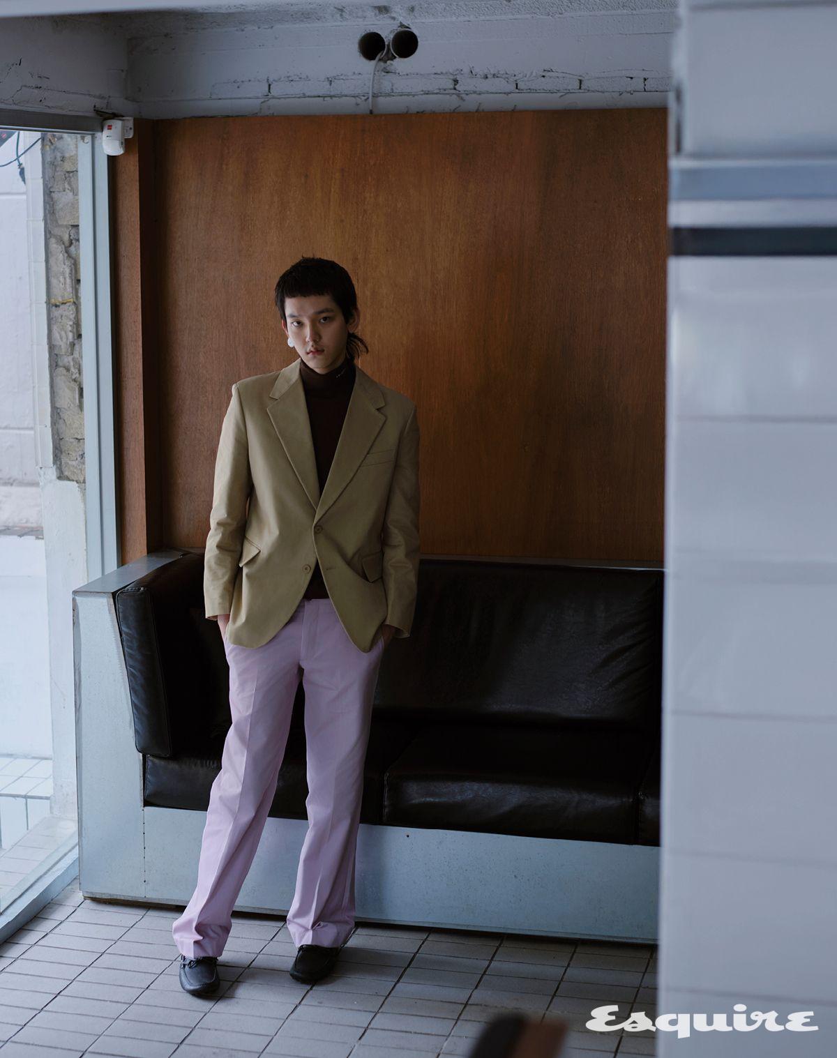 싱글 브레스티드 코튼 재킷, 터틀넥 톱, 포플린 팬츠, 블랙 레더 드라이빙 슈즈, 화이트 에나멜 메탈 이어링 모두 가격 미정 프라다.