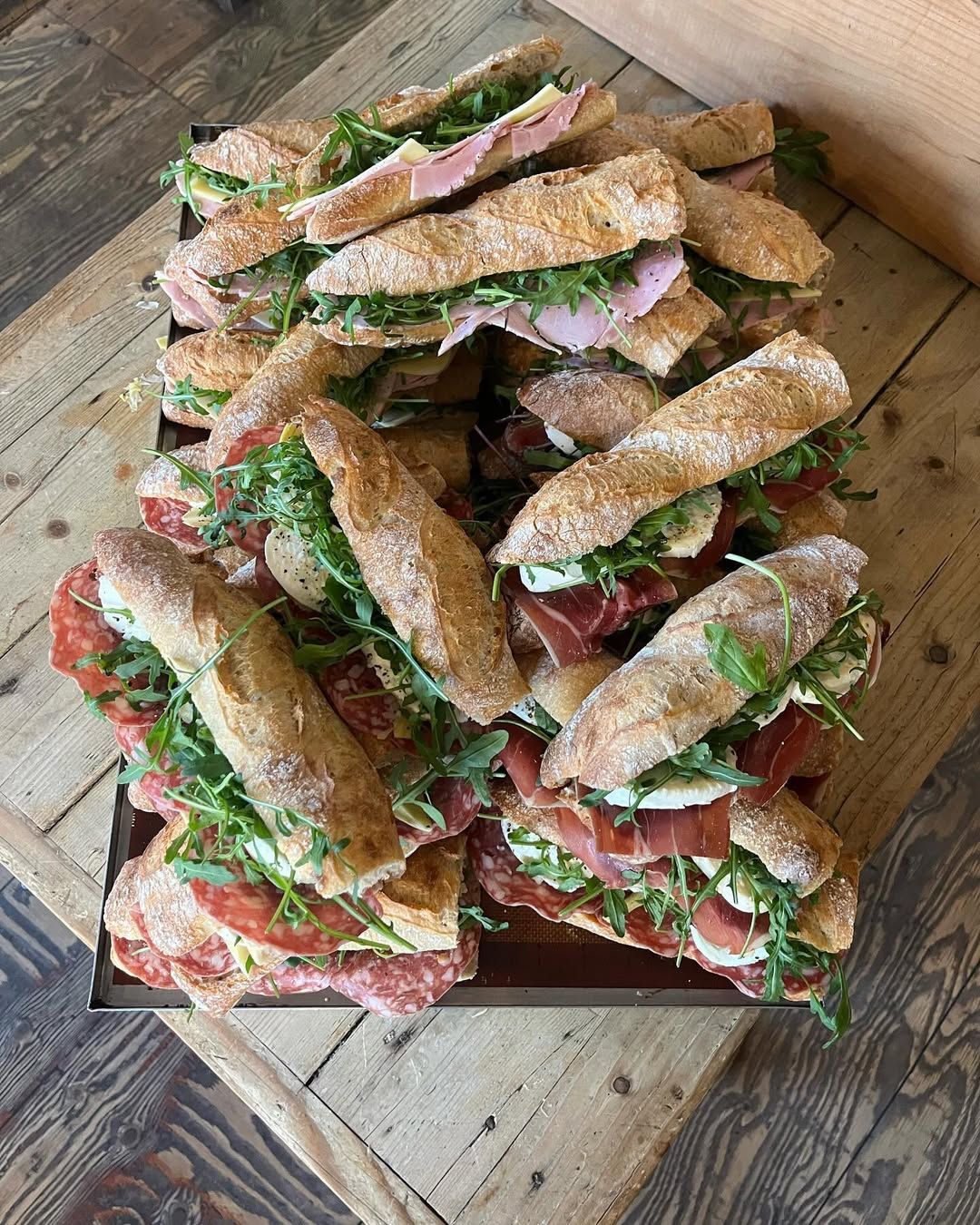 갓 구운 빵과 커피 그리고 프랑스 식재료를 만나볼 수 있는 Le Péché Mignon / 이미지 출처: @lepechemignonuk