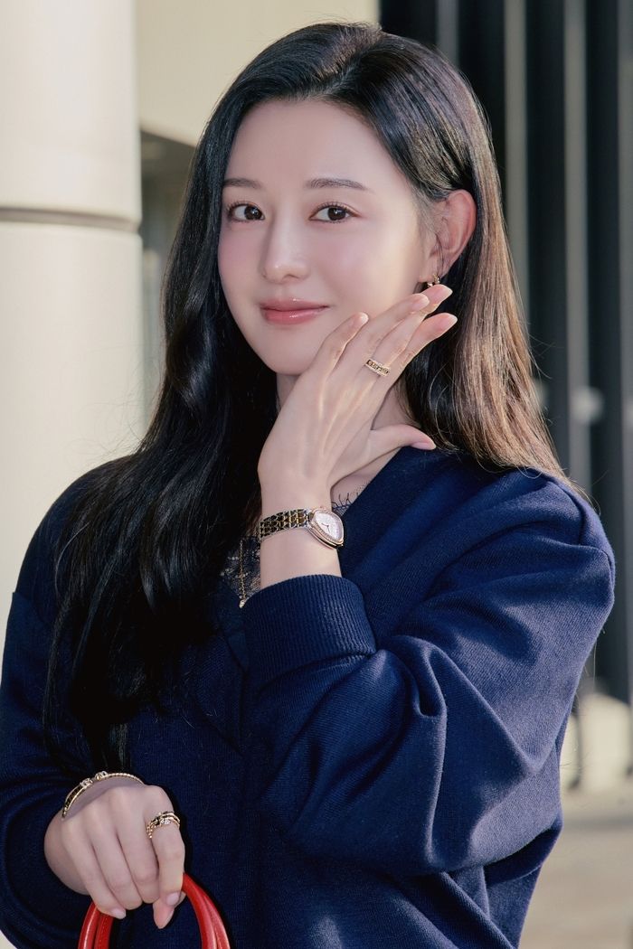 불가리 세르펜티 세두토리 워치를 착용한 배우 김지원 / 이미지 출처 : 불가리 