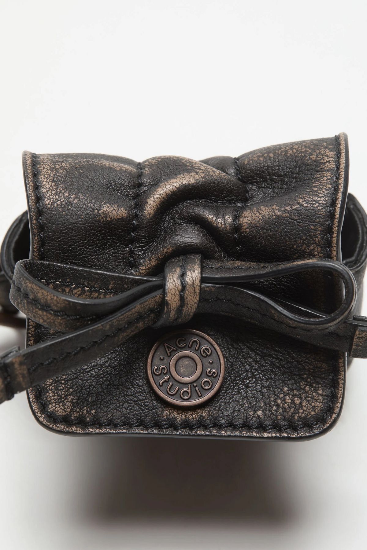 갈라지고 바랜 가죽에서 나오는 진정한 멋을 보여주는 아이템 / 이미지 출처: 아크네 스튜디오.