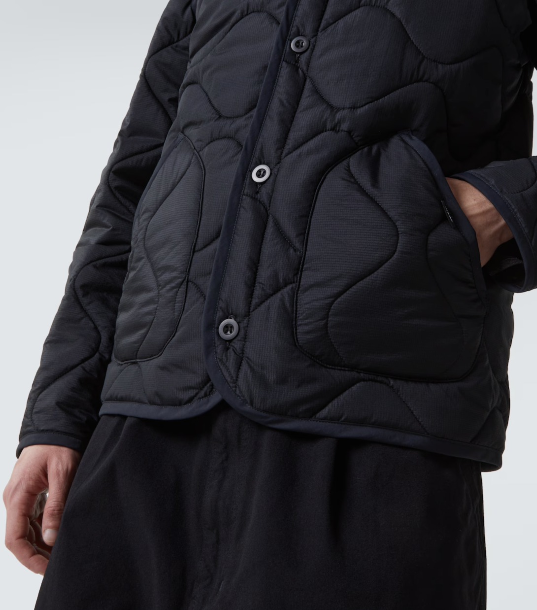 옆트임 주머니 디테일이 특징적이다. / 이미지 출처: 준야 와타나베 