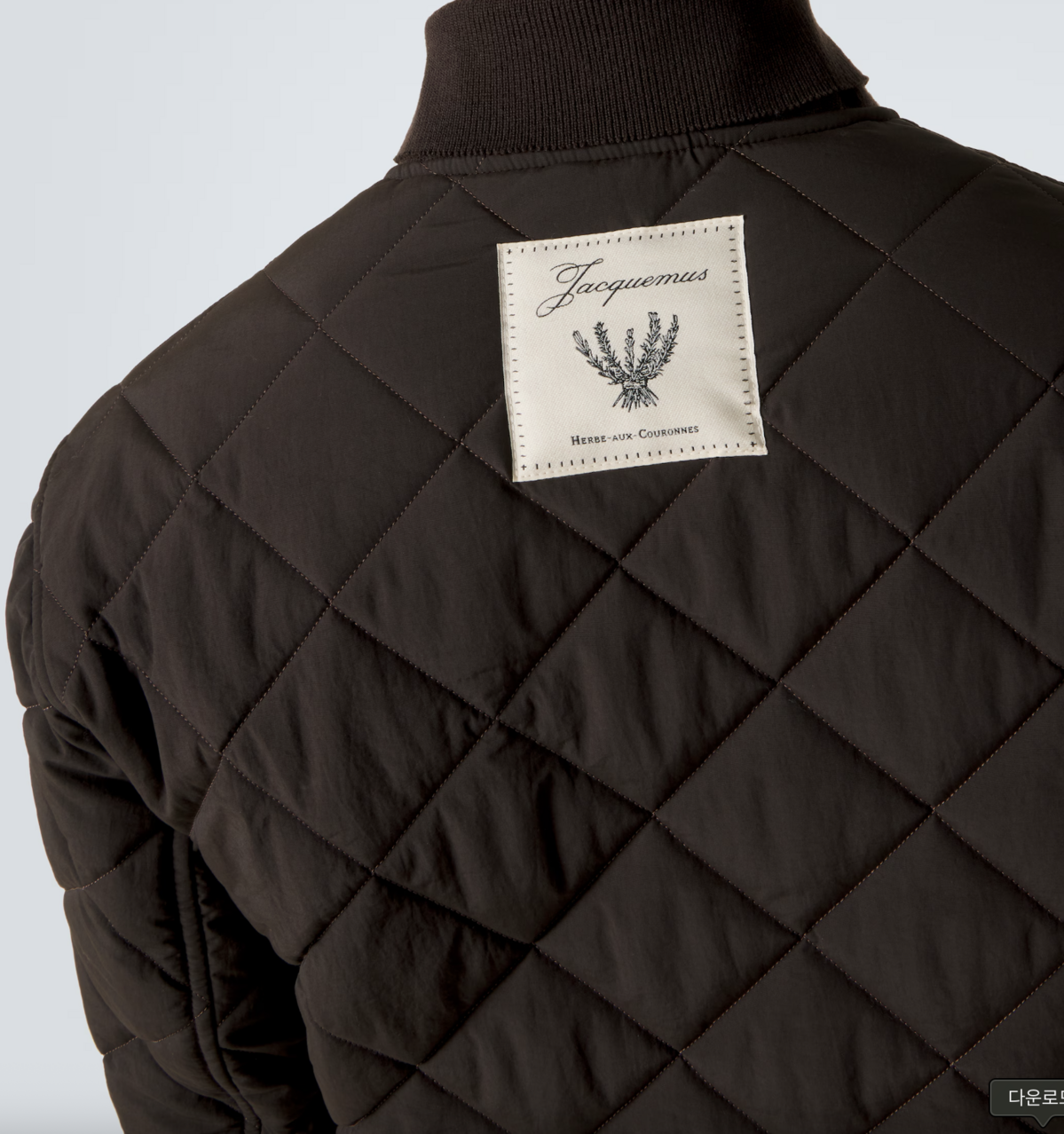 뒷면 로고 디테일이 돋보이는 자크무스 라이너 / 이미지 출처: 자크무스