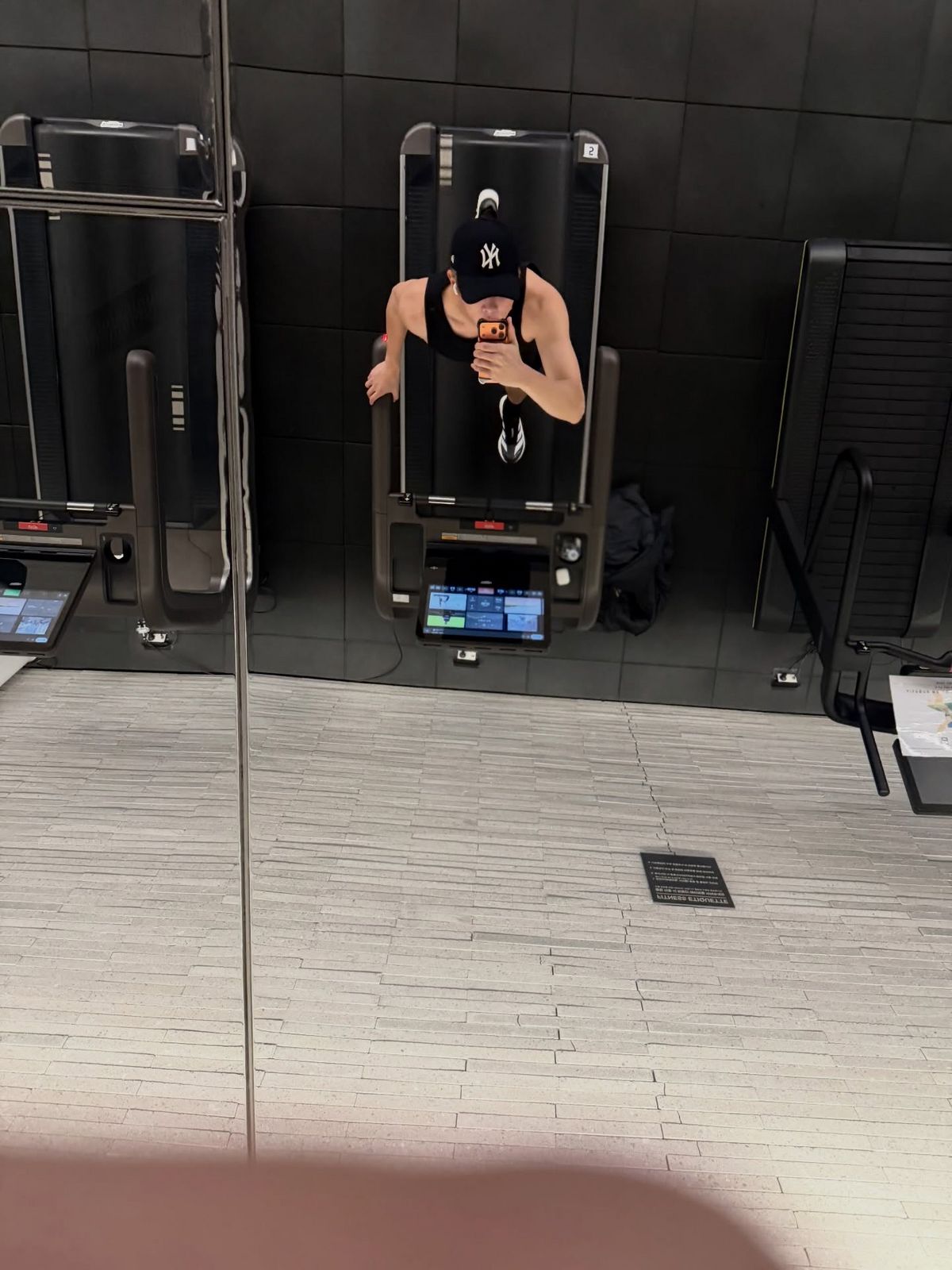 하루 일과에 운동을 빼놓지 않는 RM. / 이미지 출처 : 인스타그램 @rkive