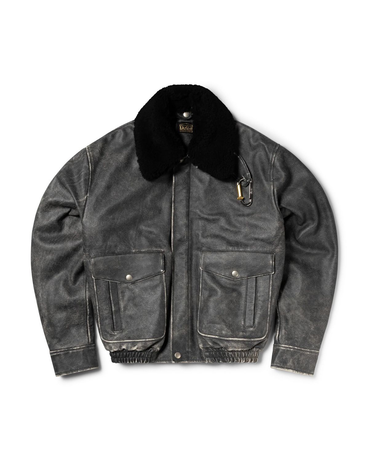 갈라지고 바랜 가죽에서 나오는 진정한 멋을 보여주는 아이템 / 이미지 출처: 에리즈.