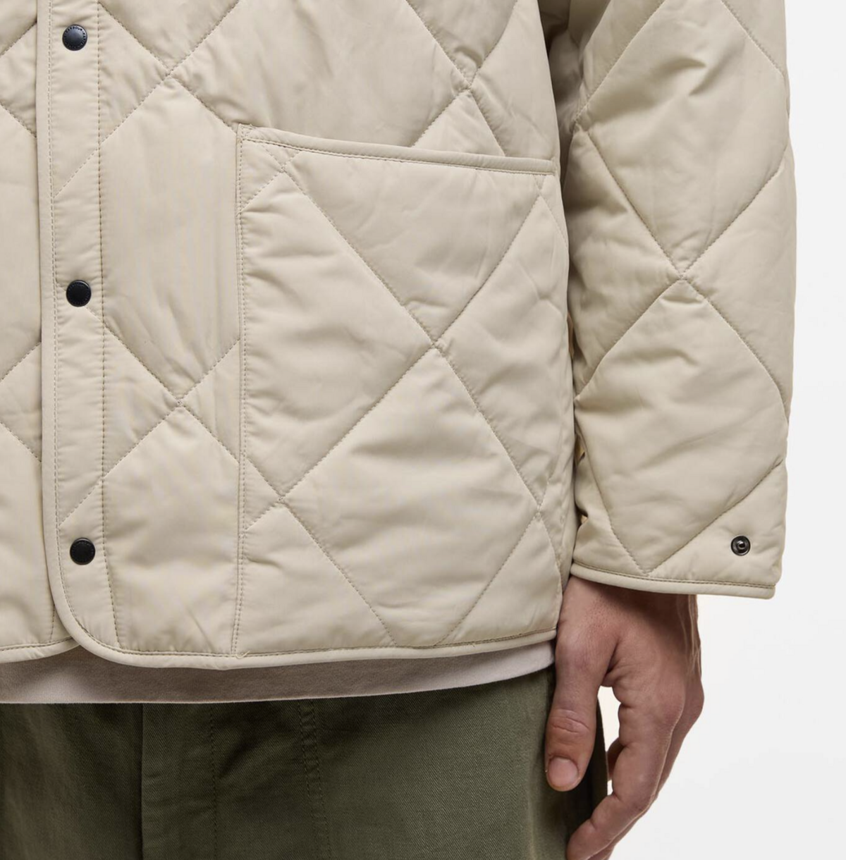 소매의 스냅 단추 디자인 / 이미지 출처: 파페치