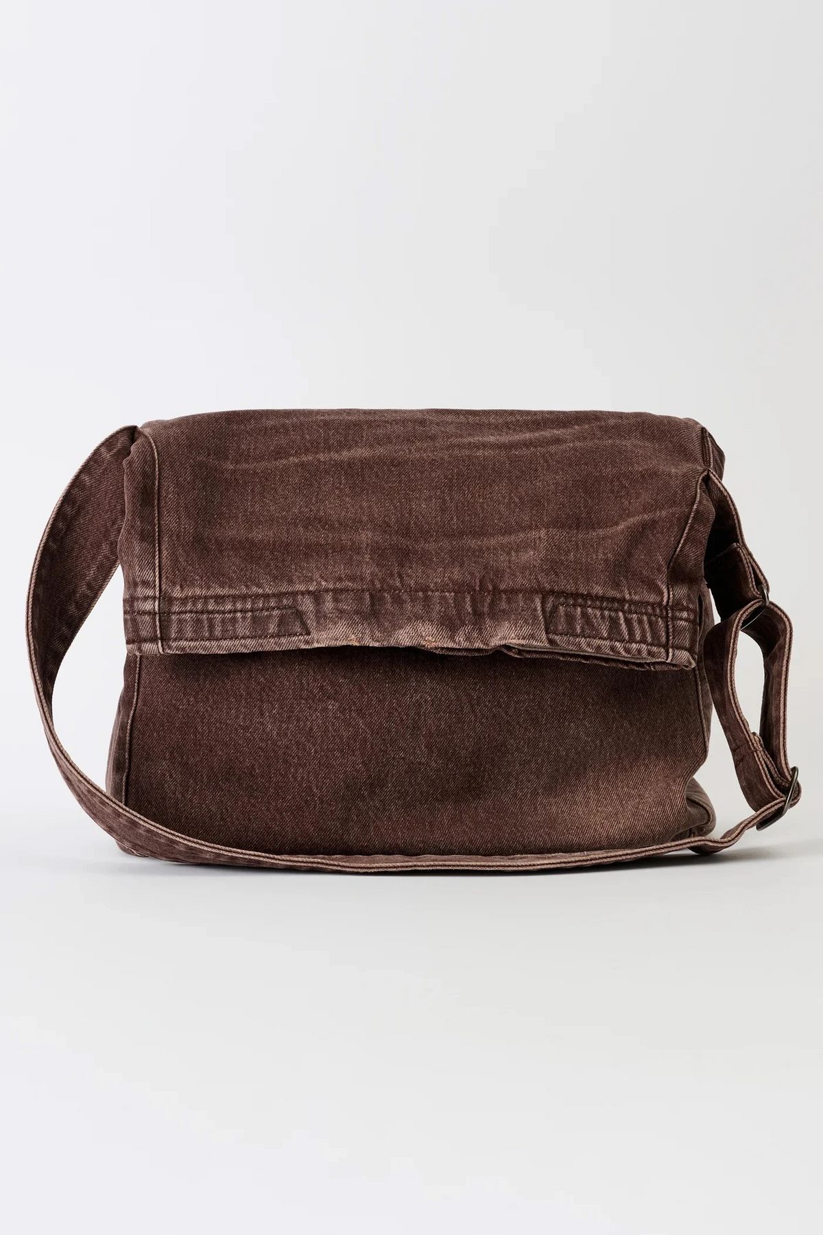 새 것에서도 삶의 흔적과 지나온 시간을 떠올리게끔 하는 워싱 아이템 / 이미지 출처: 아워레가시.