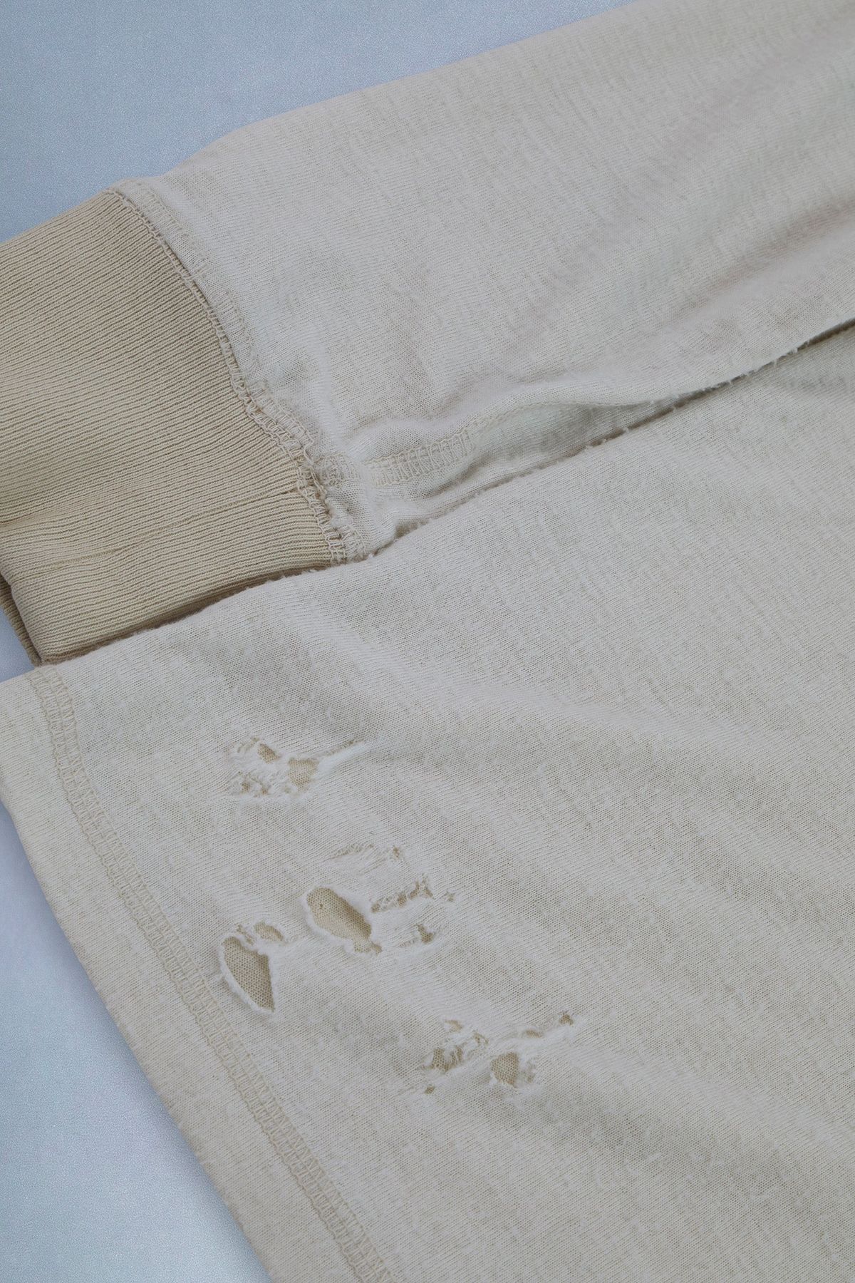 어떻게 찢어도 스트릿 무드를 한껏 살려주는 디스트레스드 디테일 아이템 / 이미지 출처: ERL.