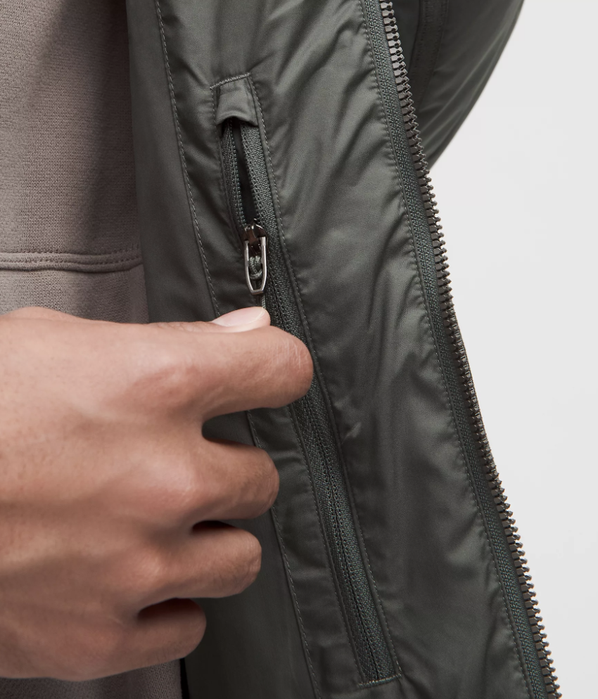 내부 지퍼 가슴 주머니로 수납이 용이하다 / 이미지 출처: 룰루레몬 