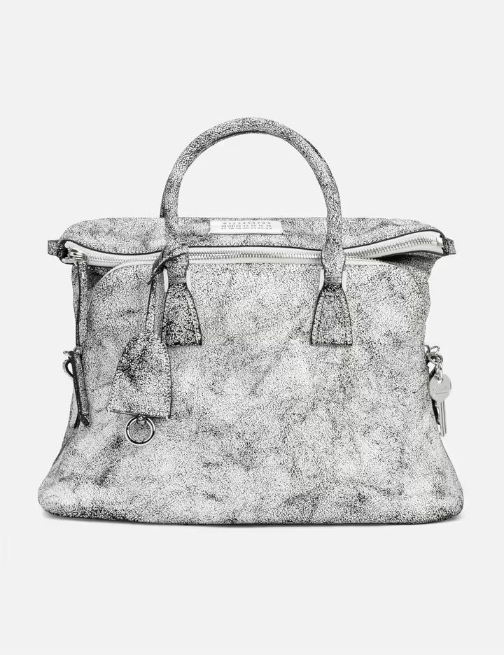 갈라지고 바랜 가죽에서 나오는 진정한 멋을 보여주는 아이템 / 이미지 출처: 메종마르지엘라.