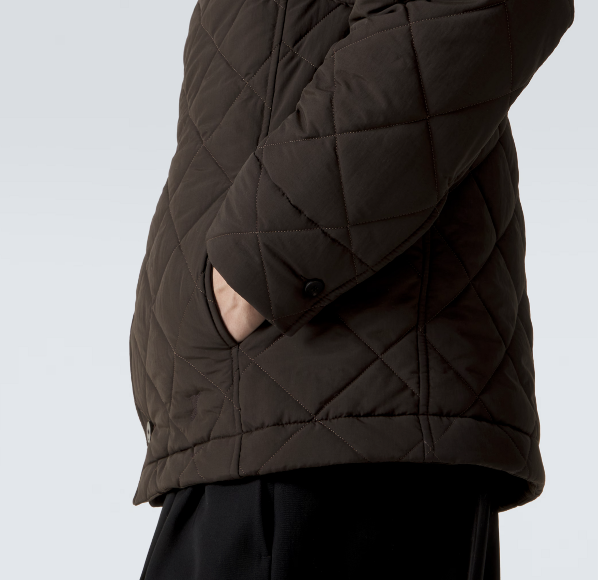 일반적인 라이너 재킷과 다르게 옆트임 된 포켓이 특징적/ 이미지 출처: 자크무스