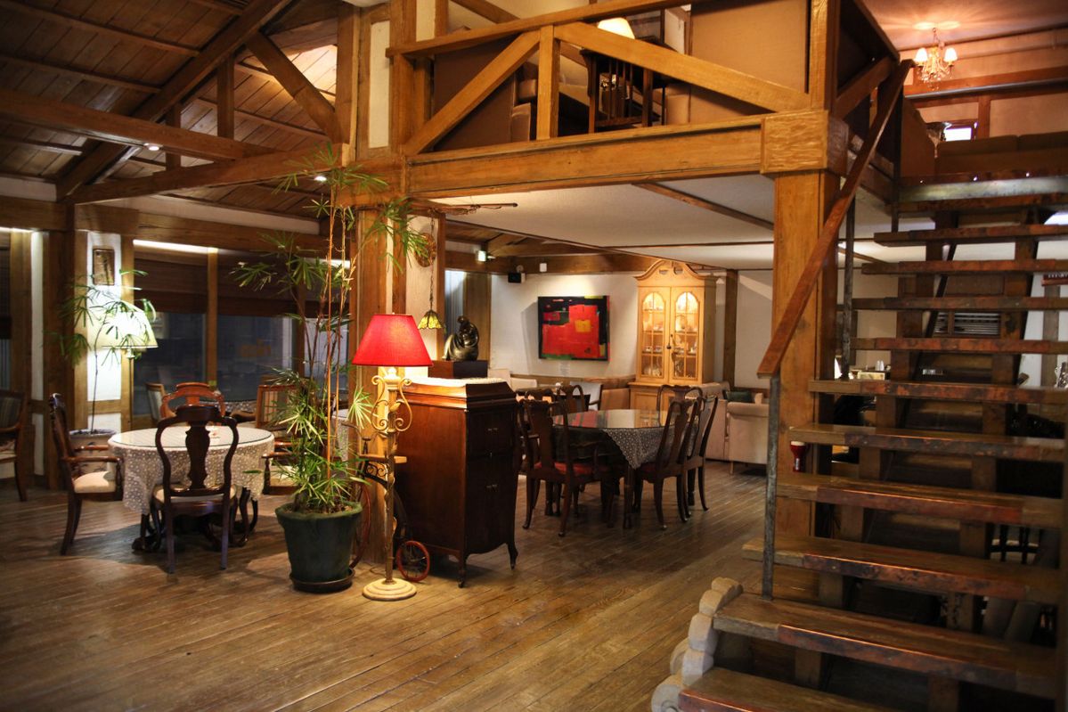 목조 골조의 복층 구조 인테리어에는 지나온 세월이 깃들어 있다. / 출처: 코인 명동1호점 네이버지도 업체 제공